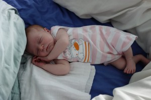 Petit roupillon dans le lit avec maman