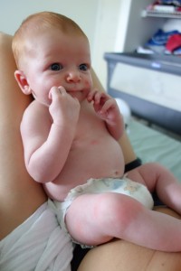 Je suis bien sur les cuisses de maman