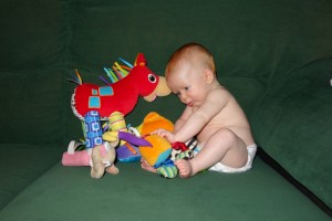 Dans le canapé avec mes jouets