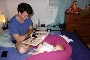 Papa se la joue facile en s'amusant ...