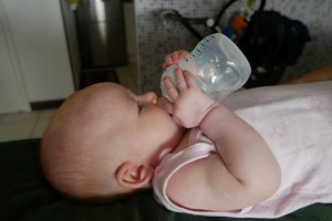 Des fois j'aime tenir mon biberon toute seule, mais le résultat n'est pas garanti