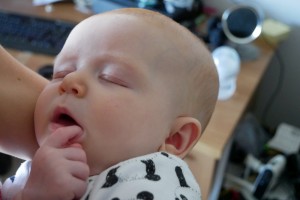 Endormie dans les bras de maman