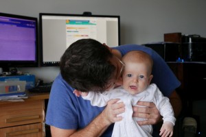 Papa qui me fait encooooorre des bisous.