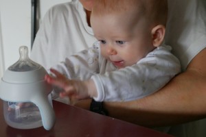 Attrapage de biberon d'eau en direct