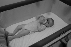 J'aime tenter la tenue autonome de biberon