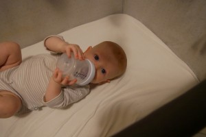 J'aime tenter la tenue autonome de biberon