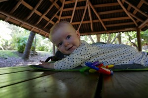 Sur une table du parc forestier je me détends après la marche de mes parents