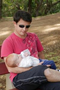 J'aime aussi tenir mon biberon comme une grande