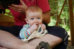 Au parc, dans les jambes de papa pendant qu'il mange