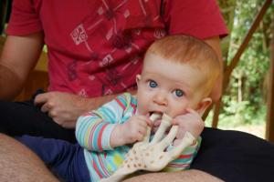 Au parc, dans les jambes de papa pendant qu'il mange