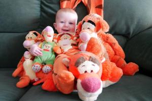 Un bébé se cache parmi ces peluches, saurez vous le trouver ?