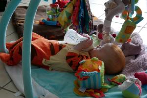 J'aime tenir mon biberon seule !