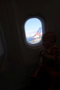 Dans le noir devant un avion