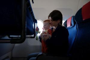 Avec maman, on joue pendant le vol !