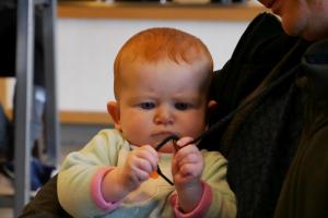 Concentration sur la ficelle du vêtement de papa