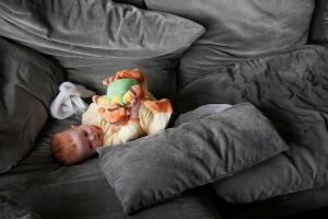 Je joue dans le canapé