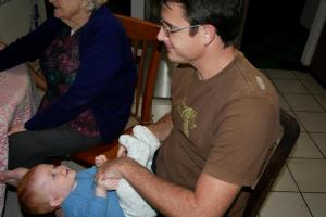 Sur les genoux de papa ! on joue.