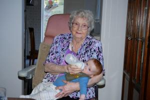 Tétée avec une arrière-grand-mère comblée