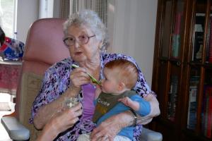 Repas avec une arrière-grand-mère comblée