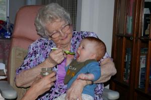 Repas avec une arrière-grand-mère comblée