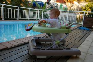 Je m'occupe au bord de la piscine