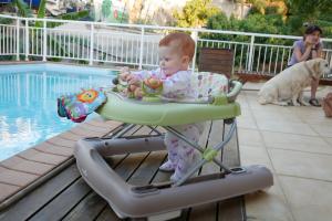 Je m'occupe au bord de la piscine