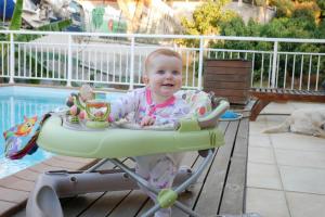 Je m'occupe au bord de la piscine