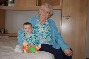 Avec mon arrière-grand-mère, lors d'une visite chez elle.