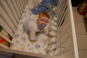 Je joue dans mon lit.