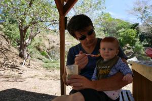 Repas au parc, on commence par le salé, avant le biberon.