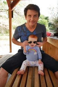 Avec des lunettes c'est encore mieux.