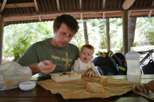 Repas du midi: papa mange, moi j'envie.
