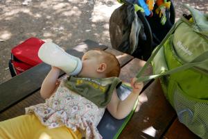 Un biberon, seule comme une grande pendant que papa et maman mangent.