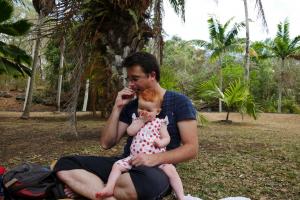 Repas au parc. Synchronisé avec Papa.