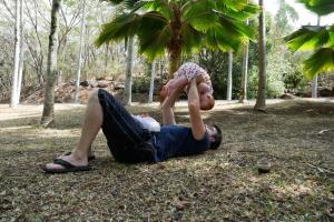 Jeu avec papa. J'aime toujours autant les cascades.