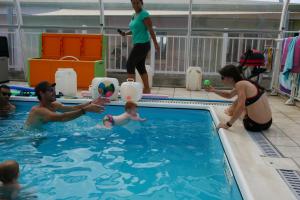 Bébé nageur - lancé de bébé