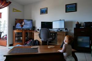 26 au matin. J'aime jouer avec la télécommande. Des fois ça allume la télé ...