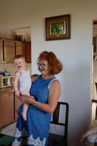 Je ris avec ma grand mère