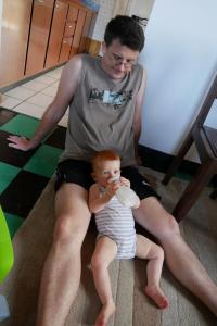 Petit biberon avec papa