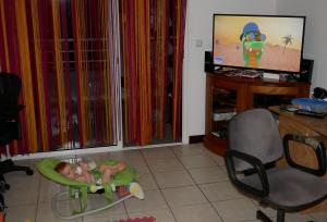 Biberon du soir avec comptines sur la télé