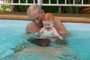 Piscine avec grand père