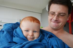 Papa joue avec les draps