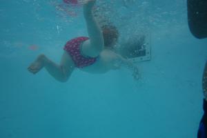 Sous l'eau avec mon maillot rose !