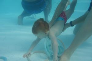 A la rescousse du cerceau au fond de l'eau