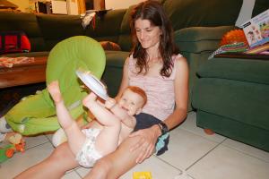 Folle séance de jeu le soir avec Maman, je fais semblant de boire mon biberon