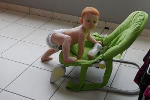 Je grimpe seule dans mon transat avec mon biberon !