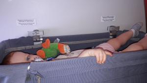 Dans la bassinette, je reste un peu sur le dos pour faire plaisir à mes parents, mais pas plus.