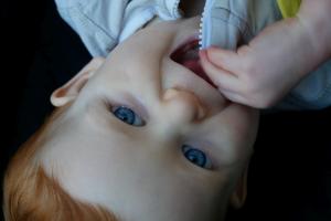 Jeu dans la poussette avec papa qui renverse la poussette en arrière ... 