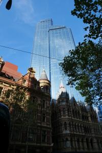 La ville, des nouveaux et des anciens bâtiments