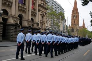 Il y avait plein de gens avec des tenues serieuses quand on a quitté Melbourne